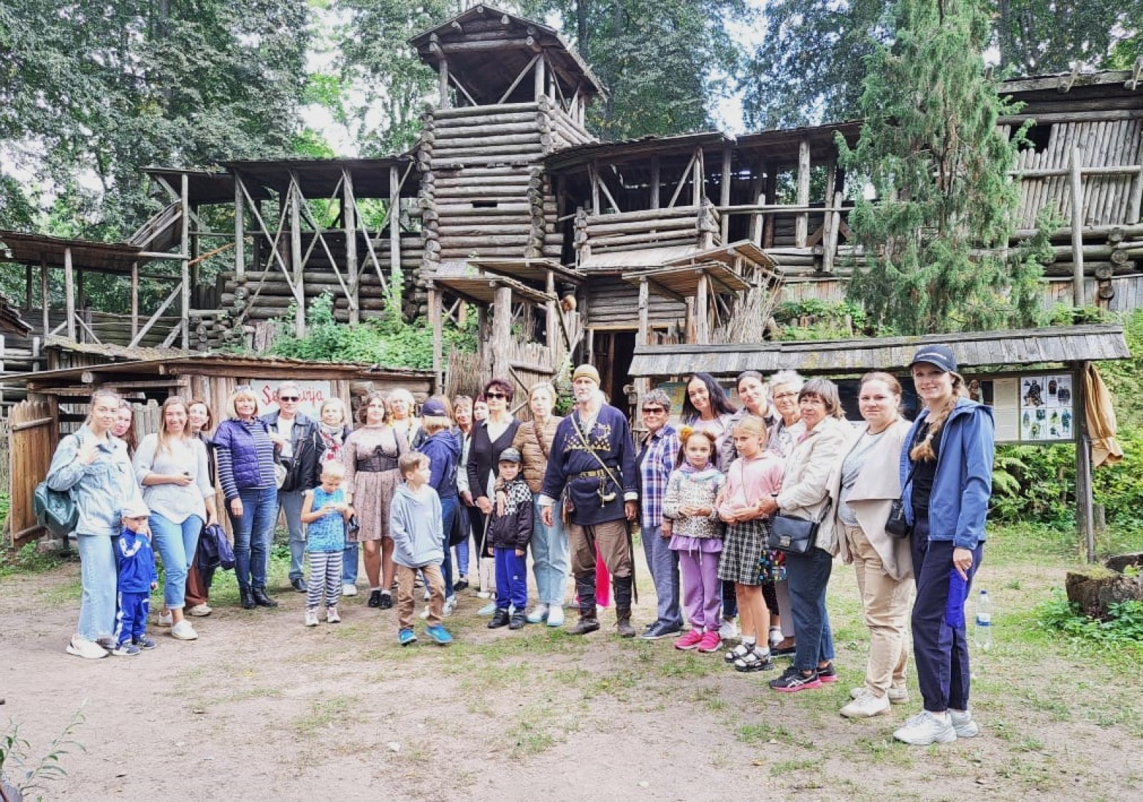 Ukraiņi un latvieši ekskursijā Lielvārdē